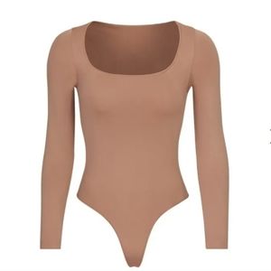 (B25) SKIMS Essential Long Sleeve Bodysuit xxs/xs